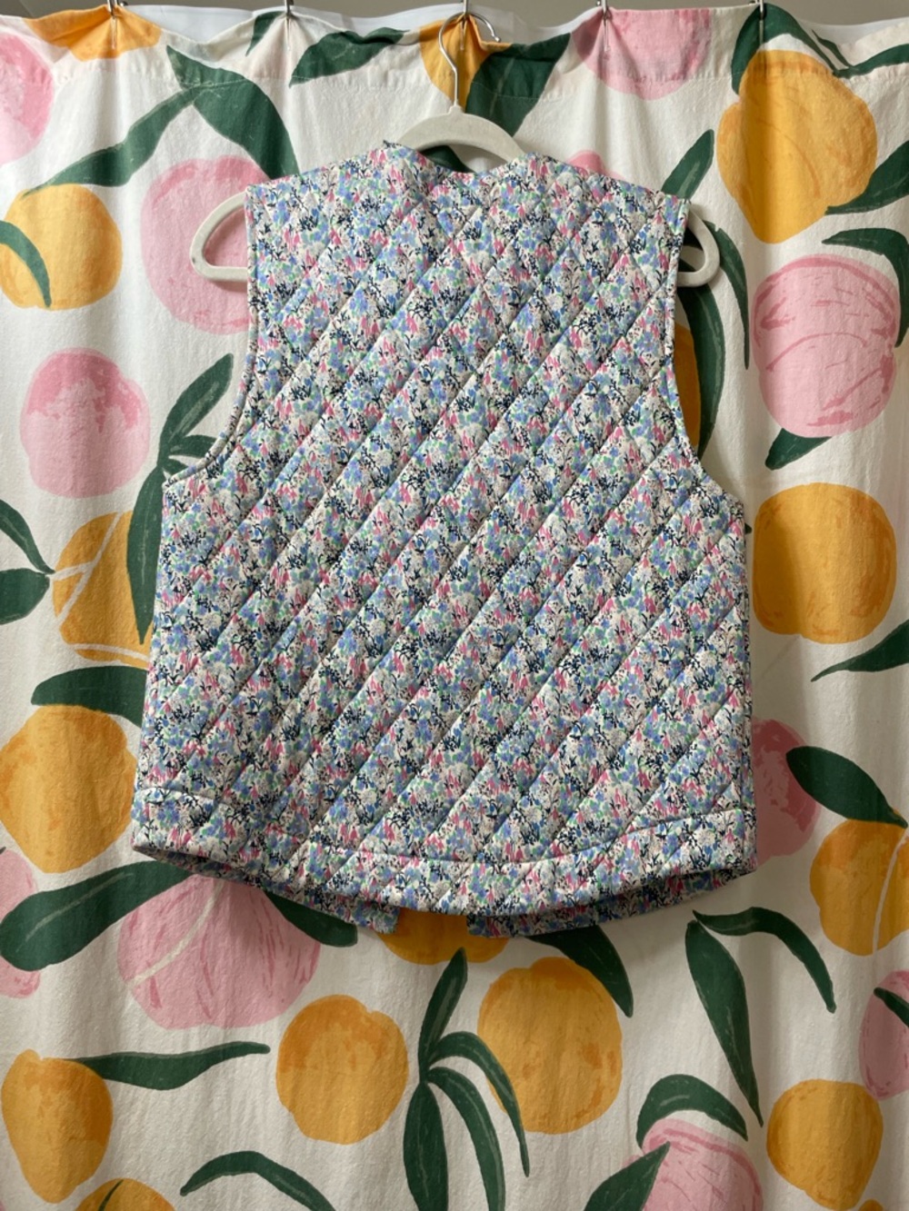 & Other Stories Cream Quilted Floral-Trim Vest with Pastel Print - Picture 5 of 11